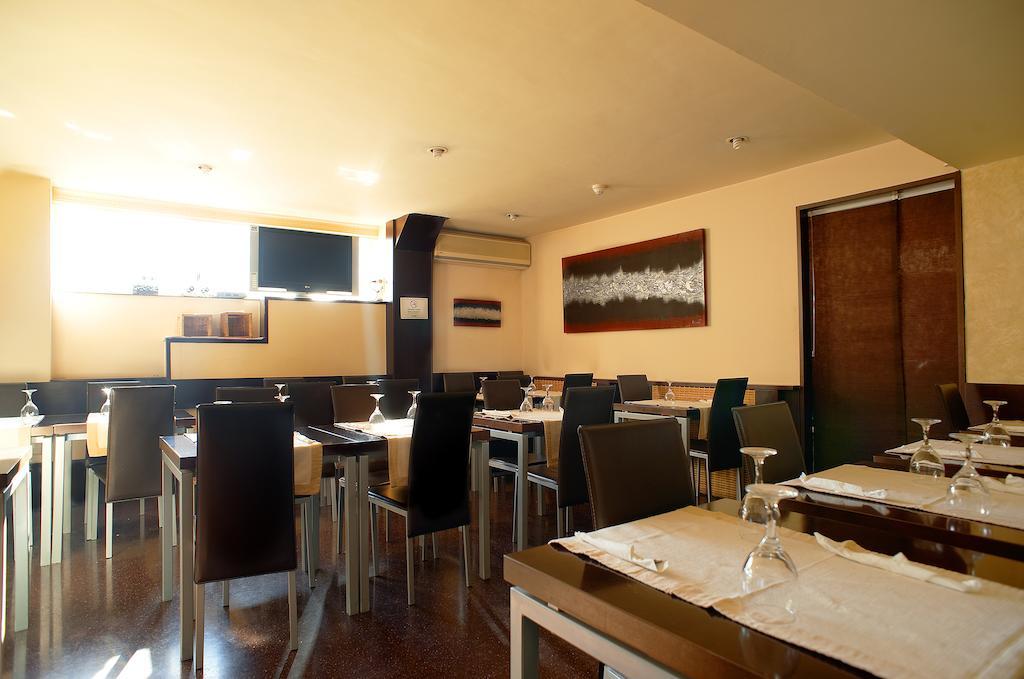 Hostal Xarau Cerdanyola del Vallès Extérieur photo